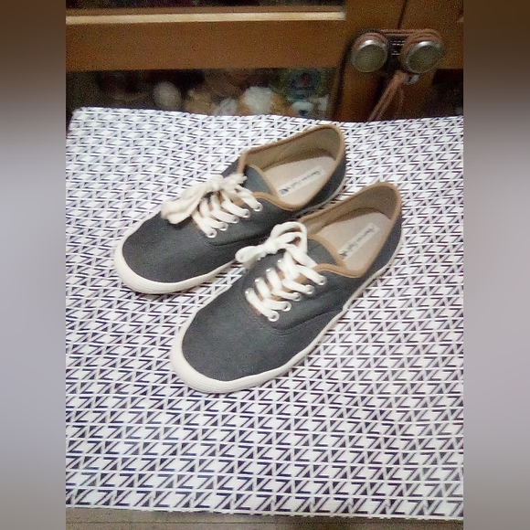 American Eagle Sneakers - Picture 2 of 15